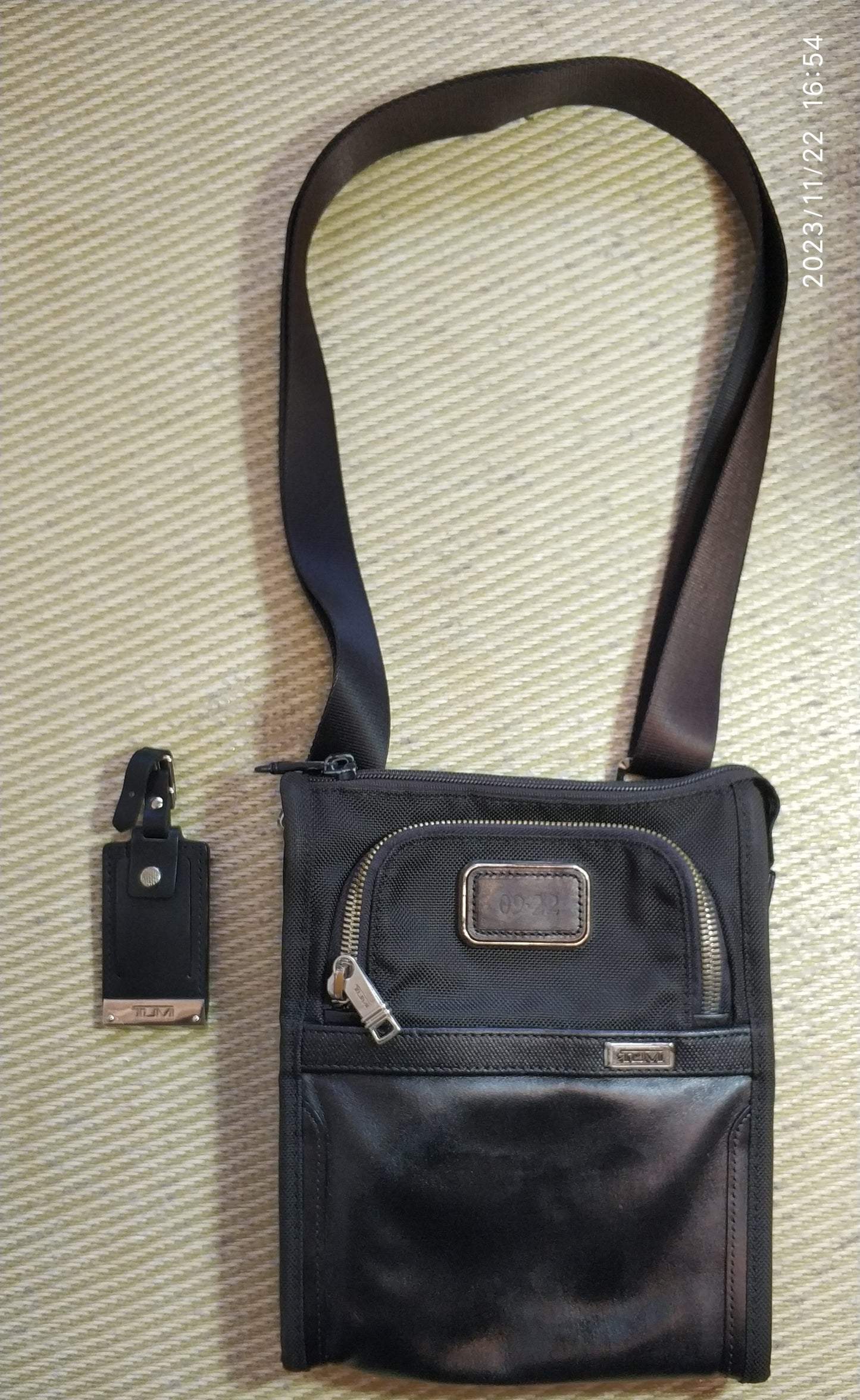 Tumi Alpha 3 Pocket Bag Small Shoulder Bag Black 2203110DCH3