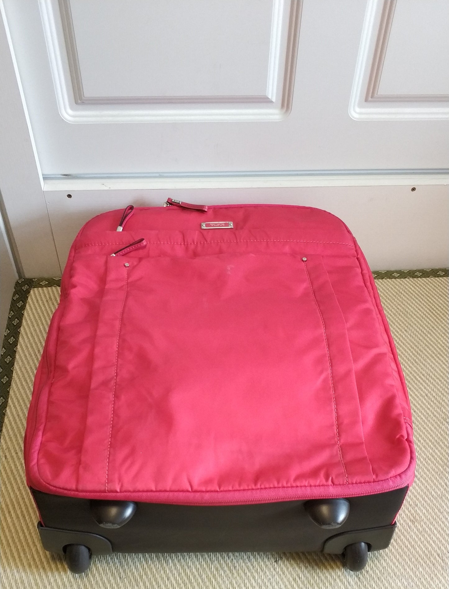 Tumi Voyageur Women's Red Super Léger International Carry on 2 wheels Suitcase