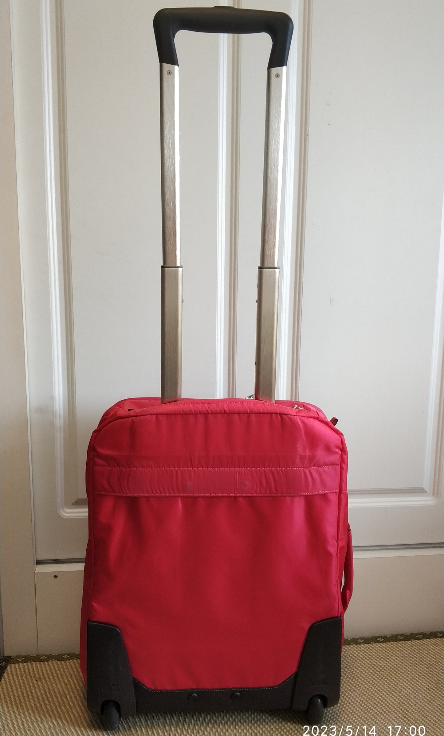 Tumi Voyageur Women's Red Super Léger International Carry on 2 wheels Suitcase